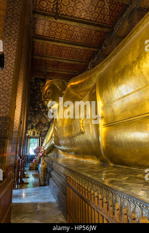 Buddhistischer Tempel des sich zurückneigenden Buddha (Wat Pho) in Bangkok, Thailand Stockfoto