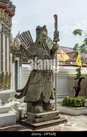 Chinesisches Steinfeldstatut in einem thailändischen buddhistischen Tempel Stockfoto