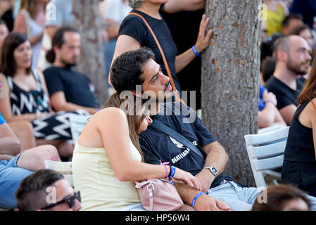 BARCELONA - 3 JUL: Menschen aus dem Publikum Uhr ein Konzert im Vida-Festival am 3. Juli 2015 in Barcelona, Spanien. Stockfoto