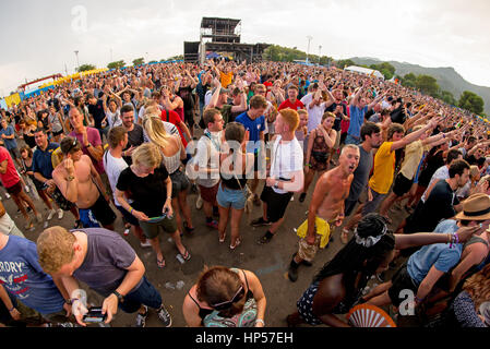BENICASSIM, Spanien - 18 JUL: Menge in einem Konzert am FIB Festival am 18. Juli 2015 in Benicassim, Spanien. Stockfoto
