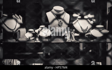 Detailansicht auf Fenster eines Shops für den Verkauf von Schmuck und andere Schätze. Stockfoto