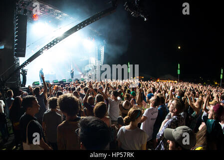 PARIS - AUG 31: Menge in einem Konzert beim Rock En Seine Festival am 31. August 2015 in Paris, Frankreich. Stockfoto