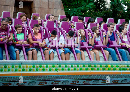 BARCELONA - SEP-5: Menschen haben Spaß bei der Fallturm-Attraktion im Tibidabo Vergnügungspark am 5. September 2015 in Barcelona, Spanien. Stockfoto