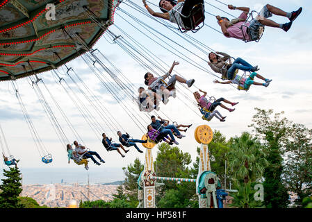 BARCELONA - SEP-5: Menschen haben Spaß am Karussell fliegen Schaukel Fahrt Attraktion im Tibidabo Vergnügungspark am 5. September 2015 in Barcelona, Spanien. Stockfoto