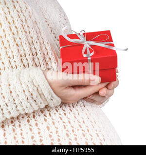 Nahaufnahme von Schwangeren mit gestrickter Pullover halten rote Geschenkbox isoliert auf weißem Hintergrund Stockfoto