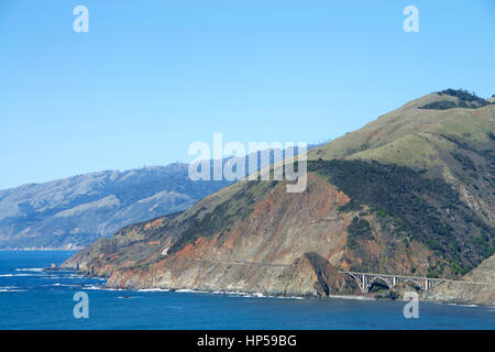 Ansicht der Pacific Coast Highway South von Big Sur mit die Bixby Bridge, die am meisten fotografierte an der Pazifikküste. Stockfoto