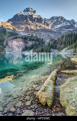 Lake O'Hara malerische Küste mit hoch aufragenden Berg Huber. An einem klaren und kalten Morgen im Yoho National Park, British Columbia, Kanada. Stockfoto