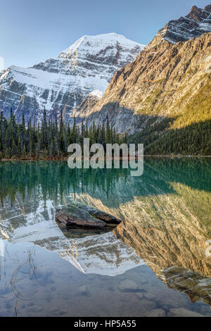 Reflexion des Mount Edith Cavell in Cavell Lake bei Sonnenaufgang, Jasper Nationalpark, Alberta, Kanada Stockfoto