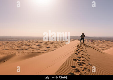 Mann mit Blick auf die Dünen von Erg Chebbi, Merzouga, Marokko Stockfoto