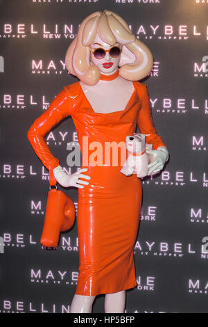 London, UK. 18. Februar 2017. Pandemonia besucht die Maybelline bringen auf die Hauptparty während der London Fashion Week im Scotch St James Masons Hof. Stockfoto