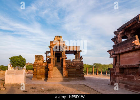 Schön geschnitzte alte Jain-Tempel gebaut im 6. Jahrhundert n. Chr. in Osian. Es ist eine antike Stadt in Jodhpur, Rajasthan, Indien. Stockfoto