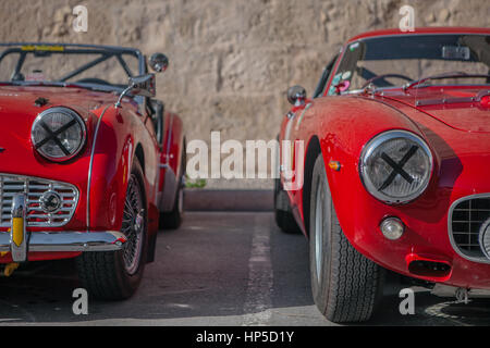 Zwei Vintage Rennwagen, geparkt im Fahrerlager in Mdina, Malta Stockfoto