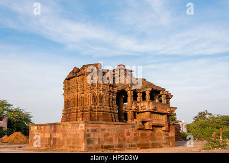 Schön geschnitzte alte Jain-Tempel gebaut im 6. Jahrhundert n. Chr. in Osian. Es ist eine antike Stadt in Jodhpur, Rajasthan, Indien. Stockfoto