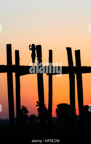 Silhouette von eine junge Frau, die eine Selfie auf U Bein Brücke,, Amarapura, in der Nähe von Mandalay, Myanmar. Stockfoto