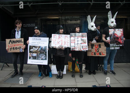 London UK. 18. Februar 2017. Eine Gruppe von Demonstranten Tierrechte inszenieren Protest gegen Haut-Handel außerhalb der London Fashion Week Credit: Amer Ghazzal/Alamy Live-Nachrichten Stockfoto