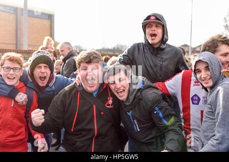 Lincoln, UK. 18. Februar 2017. Non-League Lincoln City FC Fans feiern Schock Sieg über Premier League Club Burnley und einen Platz in der FA-Cup-Viertelfinale. Fans feiern außerhalb Stadion Sincil Bank von Imps, nach dem Spiel über Großbild-TV. Bildnachweis: Ian Francis/Alamy Live-Nachrichten Stockfoto