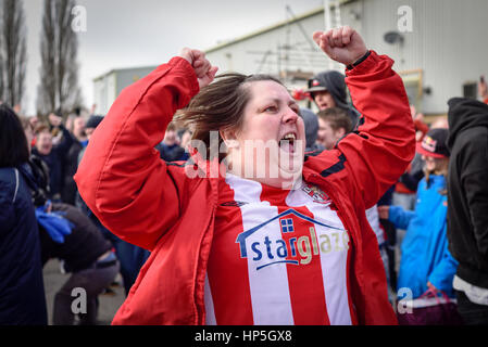 Lincoln, UK. 18. Februar 2017. Non-League Lincoln City FC Fans feiern Schock Sieg über Premier League Club Burnley und einen Platz in der FA-Cup-Viertelfinale. Fans feiern außerhalb Stadion Sincil Bank von Imps, nach dem Spiel über Großbild-TV. Bildnachweis: Ian Francis/Alamy Live-Nachrichten Stockfoto