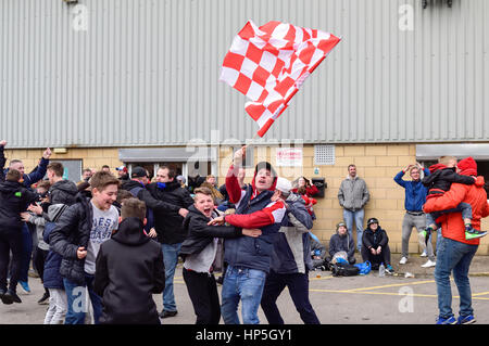 Lincoln, UK. 18. Februar 2017. Non-League Lincoln City FC Fans feiern Schock Sieg über Premier League Club Burnley und einen Platz in der FA-Cup-Viertelfinale. Fans feiern außerhalb Stadion Sincil Bank von Imps, nach dem Spiel über Großbild-TV. Bildnachweis: Ian Francis/Alamy Live-Nachrichten Stockfoto