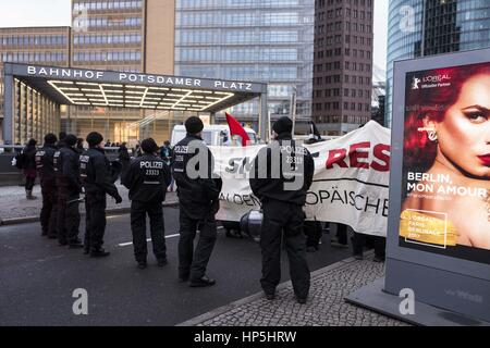 Berlin, Berlin, Deutschland. 18. Februar 2017. Rund 300 linken Kundgebung gegen den diesjährigen Europäischen Polizeikongress in Berlin. Die Demonstranten protestieren gegen die realen und der digitalen Unterdrückung und zeigen Solidarität mit den Opfern von Polizeigewalt vor dem Kongress, die stattfindet am 21. und 22. Februar 2017 unter dem Motto "Europa? Freiheit, Mobilität, Sicherheit Kredit: Jan Scheunert/ZUMA Draht/Alamy Live News Stockfoto