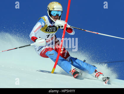 St. Moritz, Schweiz. 18. Februar 2017. Michelle Gisin aus der Schweiz in Aktion während der Frauen Slalom Disziplin bei der alpinen Ski-WM in St. Moritz, Schweiz, 18. Februar 2017. Foto: Michael Kappeler/Dpa/Alamy Live News Stockfoto