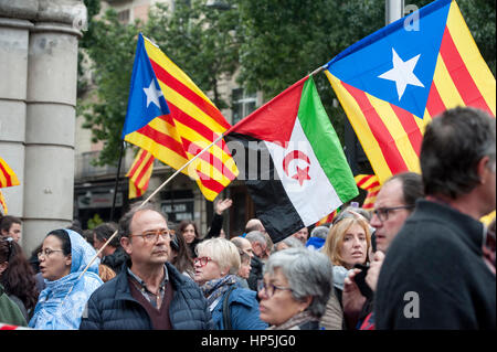 Barcelona, Spanien. 18. Februar 2017. Tausende marschieren in Barcelona während pro-Flüchtling-Demonstration. Zehntausende Menschen zogen durch Barcelona am Samstag drängen die spanische Regierung auf, sofort ihre Zusage in Tausende von Flüchtlingen zu erfüllen. Sie marschieren unter dem Motto Volem Acollir ("Wir wollen sie herzlich willkommen" auf Katalanisch). Viele derjenigen Überschwemmungen der Hauptverkehrsstraße Via Laietana trugen Schilder mit der Aufschrift "genügend Ausreden, begrüßen sie jetzt". Bildnachweis: Dani Codina/Alamy Live-Nachrichten Stockfoto