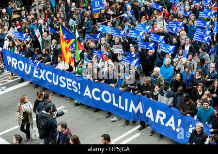 Barcelona, Spanien. 18. Februar 2017. Tausende marschieren in Barcelona während pro-Flüchtling-Demonstration. Zehntausende Menschen zogen durch Barcelona am Samstag drängen die spanische Regierung auf, sofort ihre Zusage in Tausende von Flüchtlingen zu erfüllen. Sie marschieren unter dem Motto Volem Acollir ("Wir wollen sie herzlich willkommen" auf Katalanisch). Viele derjenigen Überschwemmungen der Hauptverkehrsstraße Via Laietana trugen Schilder mit der Aufschrift "genügend Ausreden, begrüßen sie jetzt". Bildnachweis: Dani Codina/Alamy Live-Nachrichten Stockfoto