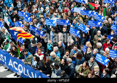 Barcelona, Spanien. 18. Februar 2017. Tausende marschieren in Barcelona während pro-Flüchtling-Demonstration. Zehntausende Menschen zogen durch Barcelona am Samstag drängen die spanische Regierung auf, sofort ihre Zusage in Tausende von Flüchtlingen zu erfüllen. Sie marschieren unter dem Motto Volem Acollir ("Wir wollen sie herzlich willkommen" auf Katalanisch). Viele derjenigen Überschwemmungen der Hauptverkehrsstraße Via Laietana trugen Schilder mit der Aufschrift "genügend Ausreden, begrüßen sie jetzt". Bildnachweis: Dani Codina/Alamy Live-Nachrichten Stockfoto