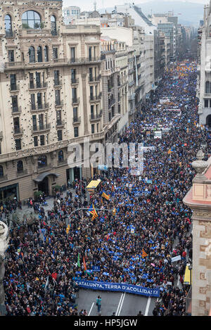 Barcelona, Spanien. 18. Februar 2017. Tausende marschieren in Barcelona während pro-Flüchtling-Demonstration. Zehntausende Menschen zogen durch Barcelona am Samstag drängen die spanische Regierung auf, sofort ihre Zusage in Tausende von Flüchtlingen zu erfüllen. Sie marschieren unter dem Motto Volem Acollir ("Wir wollen sie herzlich willkommen" auf Katalanisch). Viele derjenigen Überschwemmungen der Hauptverkehrsstraße Via Laietana trugen Schilder mit der Aufschrift "genügend Ausreden, begrüßen sie jetzt". Bildnachweis: Dani Codina/Alamy Live-Nachrichten Stockfoto