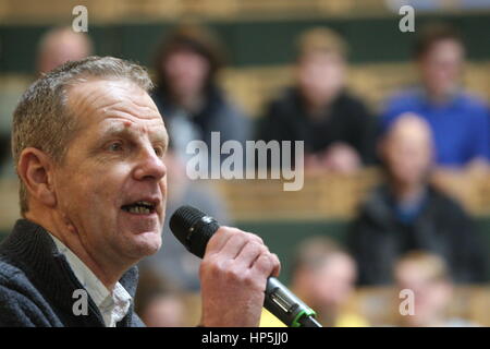 London, UK, 18. Februar 2017. Charie Kimber, spricht gemeinsame Sekretär der Socialist Workers Party am Stand Trump Gipfel. Eine Reihe von Organisationen trafen Stand bis Trump Koalition zu erstellen, die ein Gipfeltreffen in London statt. Roland Ravenhill/Alamy Live-Nachrichten. Stockfoto