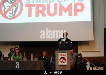 London, UK, 18. Februar 2017. Komiker Dane Baptiste richtet Stand oben an Trump Gipfel. Eine Reihe von Organisationen trafen Stand bis Trump Koalition zu erstellen, die ein Gipfeltreffen in London statt. Roland Ravenhill/Alamy Live-Nachrichten. Stockfoto