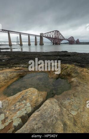 Forth River, UK. 18. Februar 2017. Blick auf die Forth Bridge in South Queensferry in der Nähe von Edinburgh Credit: Rich Dyson/Alamy Live News Stockfoto