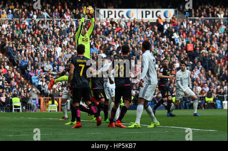 Madrid, Spanien. 18. Februar 2017. Diego Lopez springt für den Ball. La Liga Santander-match zwischen Real Madrid und Espanyol Barcelona. Santiago-Bernabéu-Stadion, Madrid, Spanien. 18. Februar 2017. Bildnachweis: VWPics/Alamy Live-Nachrichten Stockfoto