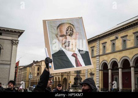 München, Deutschland. 18. Februar 2017. Putin Gesicht mit Boot drucken. Anti-MSC Proteste organisiert durch weit - und radikal-Rechte unter dem Banner der "Antiimperialistische Aktion" mit Unterstützung von rechtsextremen Friedensbewegung Bundesweit Koordination (FdK) am Rindermarkt in der Nähe der jüdischen Kulturzentrum am Jakobsplatz. Bildnachweis: Sachelle Babbar/ZUMA Draht/Alamy Live-Nachrichten Stockfoto