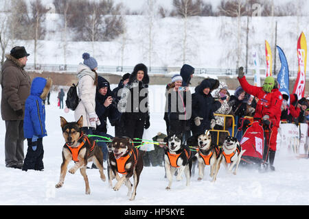 Togliatti, Samara Region, Russland. 11. Februar 2017. 11. Februar 2017 - Togliatti, Samara Region, Russland - die Öffnung des Wettbewerbs Wolga Quest 2017. Einheimischen spielen mit Hunden, Spaß haben, lernen über Schlittenhunderennen. Die Wolga-Quest ist eine jährliche internationale Schlittenhunderennen im zentralen Teil von Russland. Es ist ein Langstreckenrennen 520 km entlang der Wolga. Bildnachweis: Katrina Kochneva/ZUMA Draht/Alamy Live-Nachrichten Stockfoto