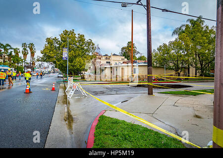 Los Angeles, Kalifornien, USA. 18. Februar 2017. Doline schluckt Fahrzeug in Studio City, Kalifornien. Bildnachweis: Paul Vroom/Alamy Live-Nachrichten Stockfoto