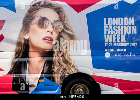 Bloomsbury Square, London, UK, 18. Februar 2017. Lieferwagen im offiziellen Design für die London Fashion Week und den Hauptsponsor Sunglass Hut gehüllt. London Fashion Week ist ein Kleidung messe in london zweimal jährlich statt, im Februar und September. Credit: nicola Ferrari/alamy leben Nachrichten Stockfoto