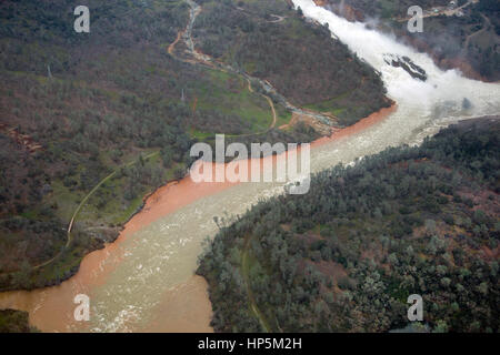 Luftaufnahme zeigt den Abfluss Wasser des Pools Abzweigung am Feather River flussabwärts von der beschädigten Oroville Dam Spillway 15. Februar 2017 in Oroville, Kalifornien. Reparaturen an der Hochwasserentlastung und weiter Wasser aus dem See um das Risiko des Scheiterns an die landesweit höchste Talsperre deponiert werden.     (Dale Kolke/Kalifornien DWR über Planetpix) Stockfoto