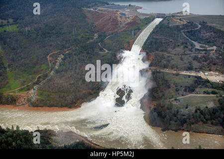 Die Luftaufnahme zeigt die beschädigte Oroville Dam Spillway und massive Wasserablauf 15. Februar 2017 in Oroville, Kalifornien. Reparaturen weiter auf die Hochwasserentlastung und Wasser wird aus dem See um das Risiko des Scheiterns am höchsten Staudamm des Landes veröffentlicht.     (Dale Kolke/Kalifornien DWR über Planetpix) Stockfoto