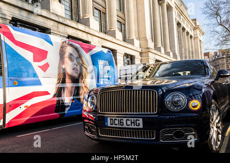 Bloomsbury Square, London, UK, 18. Februar 2017. Lieferwagen im offiziellen Design für die London Fashion Week und den Hauptsponsor Sunglass Hut gehüllt. London Fashion Week ist ein Kleidung messe in london zweimal jährlich statt, im Februar und September. Credit: nicola Ferrari/alamy leben Nachrichten Stockfoto