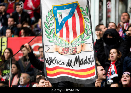 Gijón, Spanien. 18. Februar 2017. Flagge der Unterstützer von Atletico Madrid während des Fußballspiels der 23. Runde der Saison 2016/2017 der spanischen Liga "La Liga" zwischen Real Sporting de Gijon und Atletico de Madrid im Molinón Stadion am 18. Februar 2016 in Gijon, Spanien. © David Gato/Alamy Live-Nachrichten Stockfoto