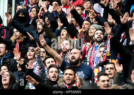 Gijón, Spanien. 18. Februar 2017. Fans von Atletico Madrid jubeln ihr Team während der Fußball-zwanzig dritten match Runde der Saison 2016/2017 der spanischen Liga "La Liga" zwischen Real Sporting de Gijon und Atletico de Madrid im Molinón Stadion am 18. Februar 2016 in Gijon, Spanien. © David Gato/Alamy Live-Nachrichten Stockfoto