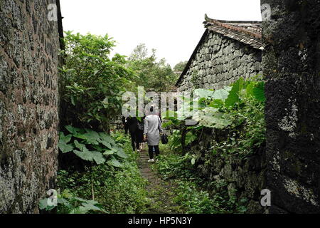 Haikou, Haikou, China. 15. Februar 2017. Haikou, CHINA-Februar 15 2017: (nur zur redaktionellen Verwendung. CHINA HERAUS). Es ist üblich, dass Architekturen aus Basalt in Sanqing Dorf, Haikou, Hainan Provinz Süd-China. Das Dorf Sanqing liegt im Reliquien des Vulkans und die meisten Architekturen mit Basalt errichtet wurden. Bildnachweis: SIPA Asien/ZUMA Draht/Alamy Live-Nachrichten Stockfoto