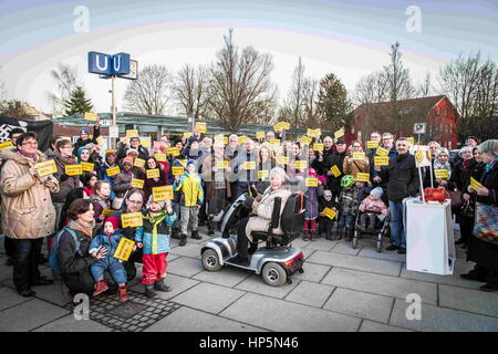 16. Februar 2017 - Garching, organisiert eine Stadt im Norden von München eine Demonstration gegen das Auftreten der Alternative für Deutschland (AfD) rechtsextremen Partei in Garching Augustiner. Anwesend waren mehrere aus dem zu radikal-rechtsextremen Spektrum. Ca. 65 Demonstranten erschienen. "Garching ist Bunt'' übersetzt in etwa" Garching ist vielfältig ''. Die rechtsextremen AfD hat in den letzten Wochen, darunter Bjoern Hoecke, einer der Führer der Partei, dass vorgeworfen, eine Rede in Dresden mit Inhalt angeblich Holocaust relativistische Herausforderungen. Ho Stockfoto