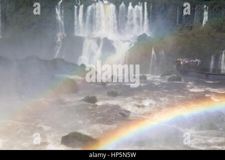 Foz do Iguacu, Brasilien. Februar 2017. Wasserfälle von Iguacu in Kombination mit Sonnenlicht erzeugen einen Regenbogen an sonnigen Tagen im Nationalpark von Iguacu, Parana, Brasilien. Anm.: Andre M. Chang/Alamy Live News Stockfoto