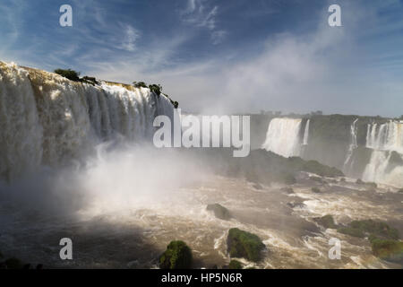 Foz do Iguaçu, Brasilien. Februar 2017. Blick auf die Wasserfälle von Iguaçu während eines sonnigen Tages im Iguaçu Nationalpark, Parana Staat, Brasilien. Quelle: Andre M. Chang/Alamy Live News Stockfoto