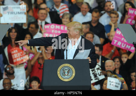 Melbourne, Florida, USA. 18. Februar 2017. US-Präsident Donald Trump spricht auf einer Kundgebung der Kampagne am 18. Februar 2017 Orlando-Melbourne International Airport in Melbourne, Florida. Dies ist die erste Veranstaltung dieser Art, den Trump seit seiner Amtseinführung am 20. Januar 2017 innehat. Bildnachweis: Paul Hennessy/Alamy Live-Nachrichten Stockfoto