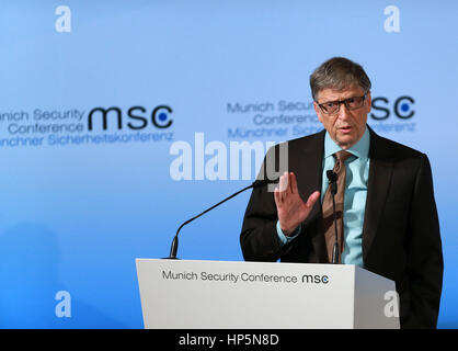 München, Deutschland. 18. Februar 2017. Microsoft-Gründer Bill Gates besucht einen Vortrag am zweiten Tag des 53. Munich Security Conference (MSC) im Hotel Bayerischer Hof in München, Süddeutschland, 18. Februar 2017. Bildnachweis: Luo Huanhuan/Xinhua/Alamy Live-Nachrichten Stockfoto