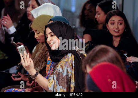 London, UK.  18. Februar 2017. Besucher fotografieren Großbritanniens erste London bescheiden Fashion Week findet dieses Wochenende in der Saatchi Gallery.  Die zweitägige Veranstaltung sieht 40 Marken aus der ganzen Welt zusammenkommen, um ihre Kollektionen für den Muslim und andere religiöse Frauen präsentieren. Bildnachweis: Stephen Chung / Alamy Live News Stockfoto