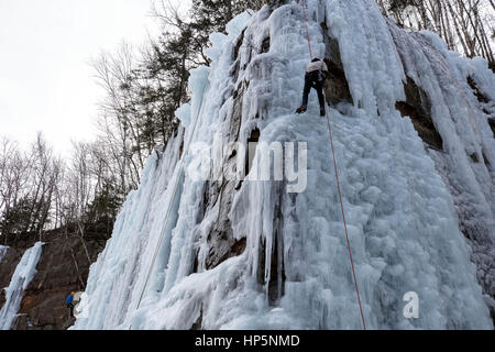 Minneapolis, USA. 18. Februar 2017. Kletterer Klettern auf Felswände bedeckt mit Eis im Sandstein Ice Park in Sandstein, Minnesota, USA, am 18. Februar 2017. Bildnachweis: Shen Ting/Xinhua/Alamy Live-Nachrichten Stockfoto