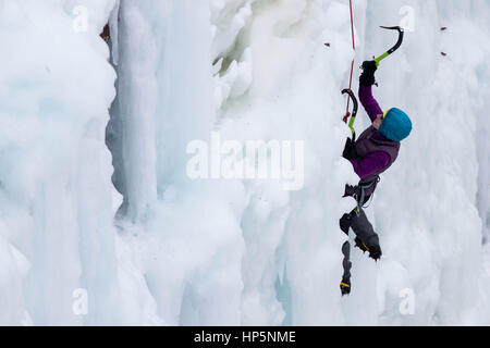 Minneapolis, USA. 18. Februar 2017. Ein Bergsteiger klettert auf einer Felswand mit Eis im Sandstein Ice Park in Sandstein, Minnesota, USA, am 18. Februar 2017 bedeckt. Bildnachweis: Shen Ting/Xinhua/Alamy Live-Nachrichten Stockfoto